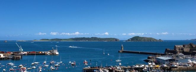 GSY 028 - Island of Herm and Jethou from St Peter Port, Guersney - har