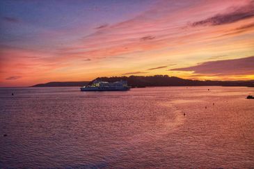 MC 19 084 - The ferries comes home, plymouth sound - pink sunset on th