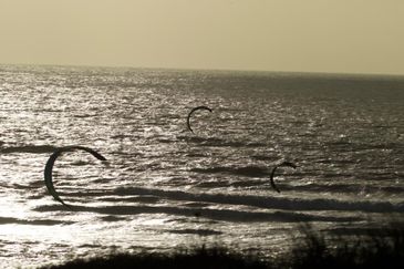 MC 20 087 - Kite surfing Thurston sands - seascape - custom picture fr